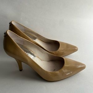 Michael KORS Nude patent flex pumps